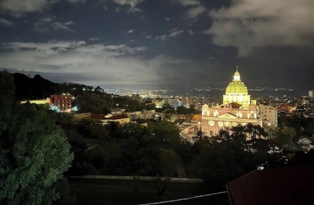 Villa Nikita Immersa nel Verde di Capodimonte,vista Mozzafiato e Spazi Ampi