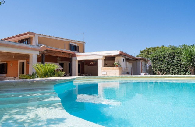Villa piscina a due passi dal mare Near the Beach with Pool