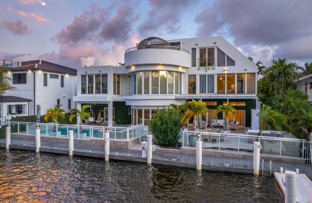 Villa Seminole: Luxurious Waterfront Retreat with Pool, Gym & Hot Tub