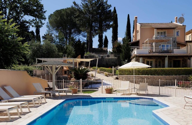 Villa St. Nicholas House, Family Friendly, Large Heated Pool, 300m to the beach.