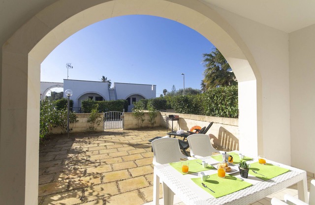 Villa surrounded by greenery a few steps from the beach