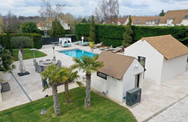 Villa swimming pool sauna jaccuzzi 20 mns from Paris (porte Maillot)