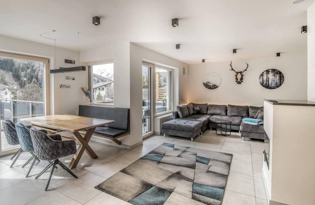 Villa Tribulaunblick – Exclusive apartment with fireplace, terrace & panorama