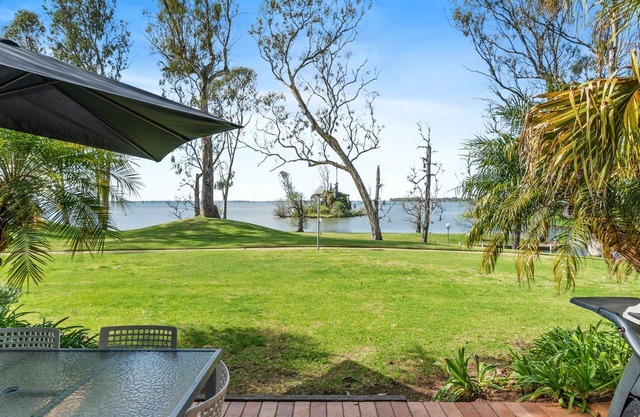 Villa Tarni Unit 7 Lake Mulwala frontage and short walk to all clubs