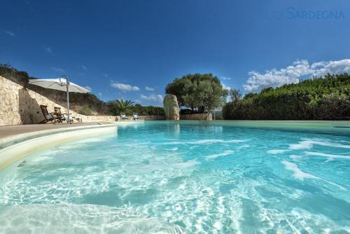 Villa Verde with pool, private parking, air conditioning, 5 bedrooms and 4 bathrooms