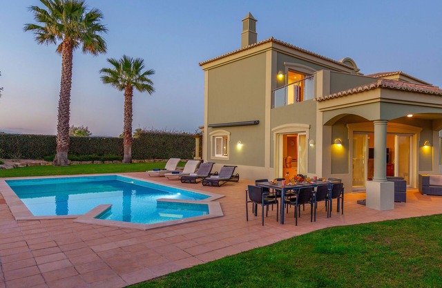 Villa w/Heatable Pool & Built-in Jacuzzi