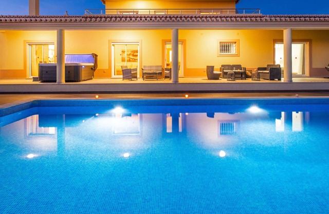 Villa w/pool, jacuzzi, BBQ & stunning sea view