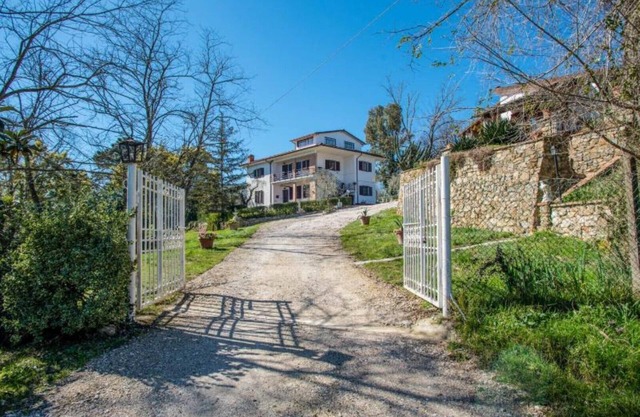 Villa with 2 spacious apartments for 2 x 7 people and swimming pool near Pisa and the sea