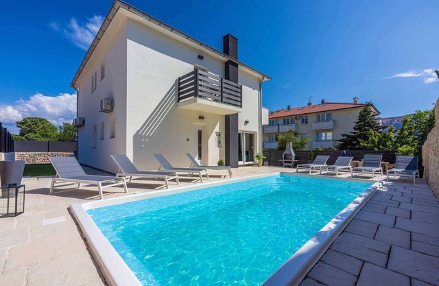 Villa with a swimming pool 100 meters from the sea
