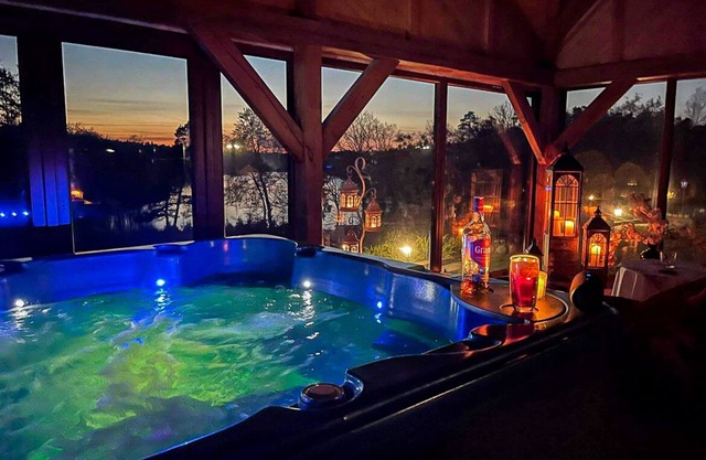 Villa with big garden, tennis court next to the lake