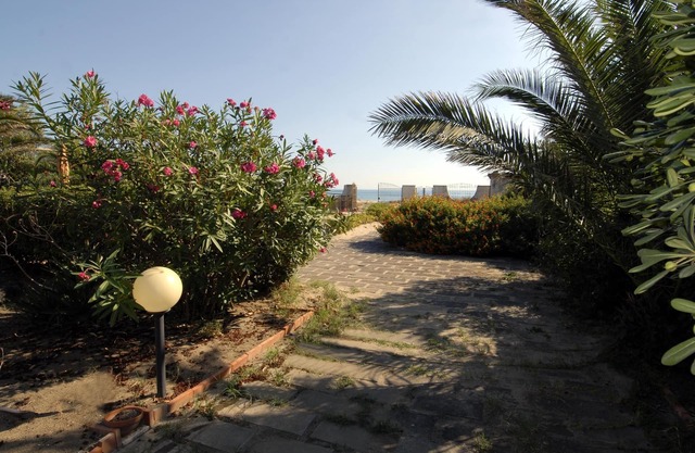 Villa with direct access to the beach between Catania and Syracuse
