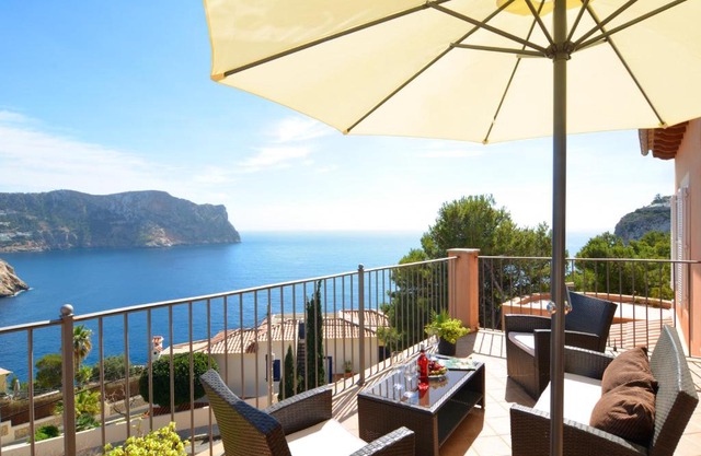 Villa With Enchanting Sea Views And Pool For 7 Guests