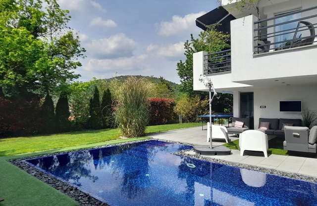 VILLA with JAKUZZI + SAUNA + POOL for families, couples and groups of friends.n