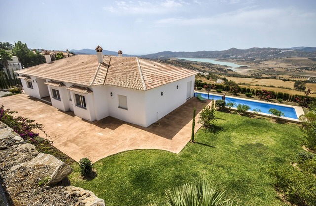 VILLA WITH LAKE VIEWS, PRIVATE POOL & PARKING 30 MIN FROM THE BEACH