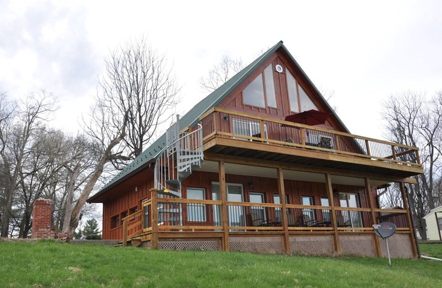 Villa with Majestic Views of Monocacy River. Sleeps 5, 2 Bath, Full Kitchen