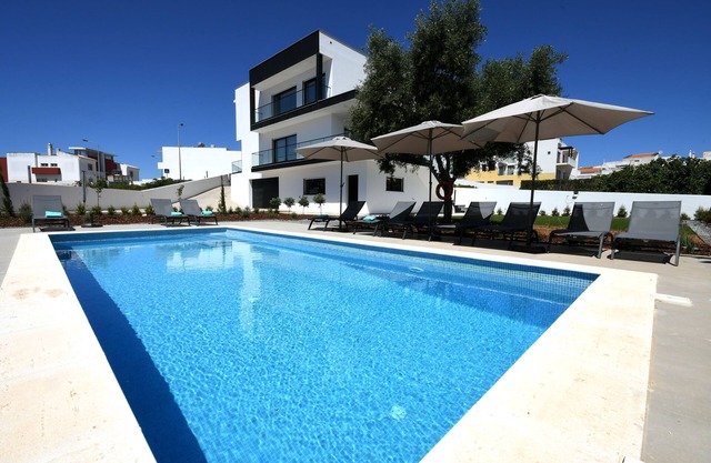 Villa with modern architecture, 7 minutes from the beach.