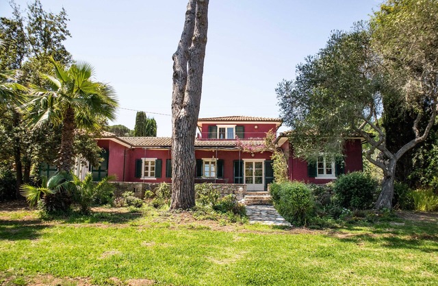 Villa with pool and beach access