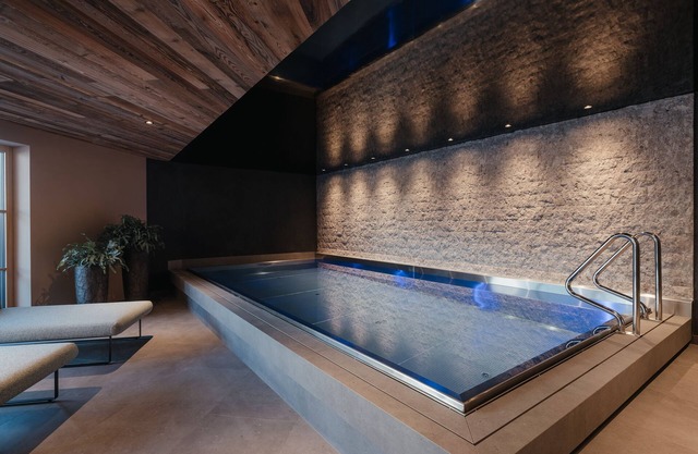 Villa with pool for 12 people