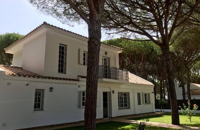 Villa with pool in luxury urbanization