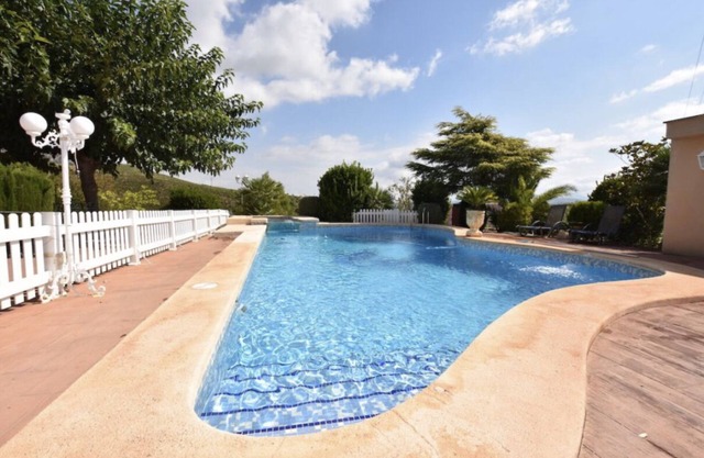 Villa with pool, jacuzzi, free Wi-Fi and barbecue 40 minutes from the beach