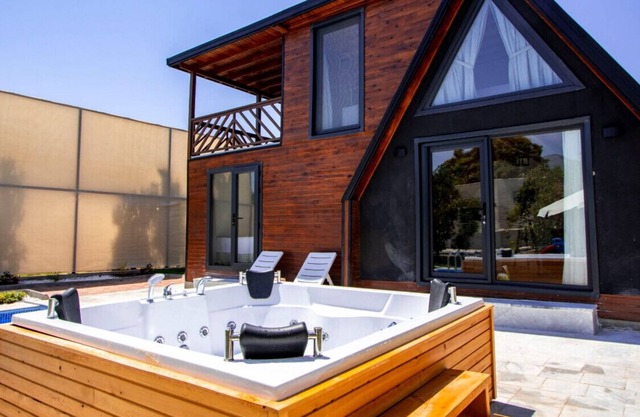 Villa with Pool, Jacuzzi and Backyard in Inlice