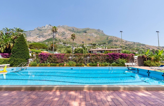 villa with pool, tennis, socker, private garden