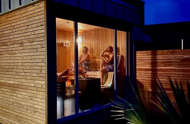 Villa with sauna, fireplace, private jetty and access to the lake