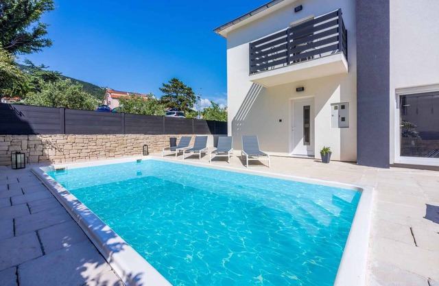 Villa with swimming pool and large garden