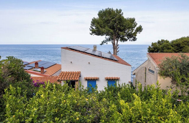 Villa with terrace 10 meters from the sea on the Capo Zafferano golf course.