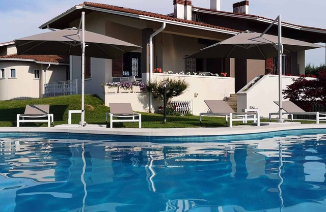 Villa with view onto the lake