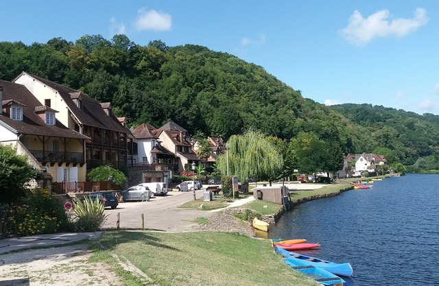 Village house 50 m from the Dordogne river