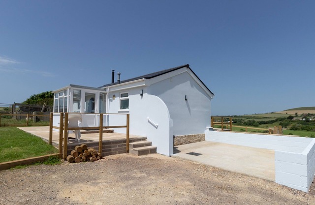 VILLAGE VIEW, pet friendly, with open fire in Burton Bradstock