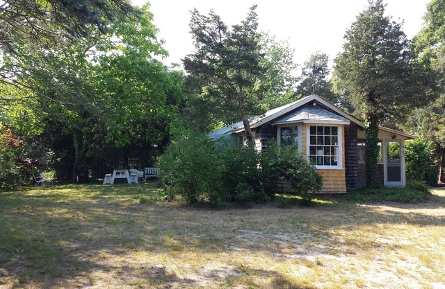 Vineyard Cottage Charm, Walk to Beach, On Bike Path, Near Town