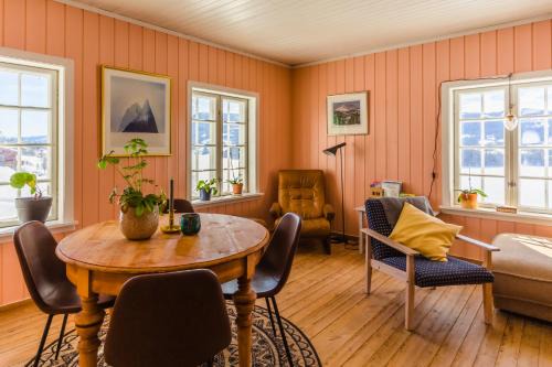 Vinjestogo- mesmerizing mountain view, sauna with a view and eco living in an old school house