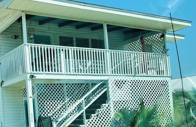 Vintage 2-bedroom cottage in North Myrtle BeachnTwo blocks from the ocean.