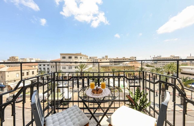 Vintage Charm 1BR Apt with City View Balcony by Sea N' Rent