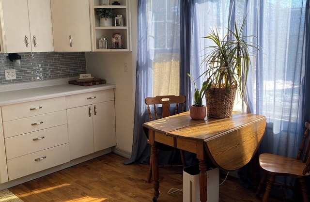 Vintage Cottage Style 2-bedroom house with a lake view!