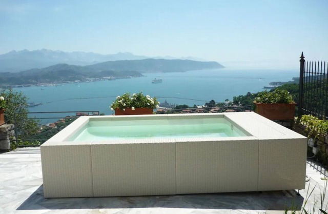 Vintage villa with Jacuzzi