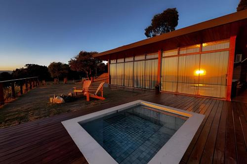 Vista espetacular, piscina e banheira no quarto!