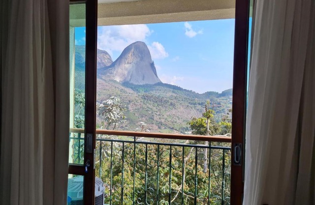 Vista para Pedra Azul e TV de 85'