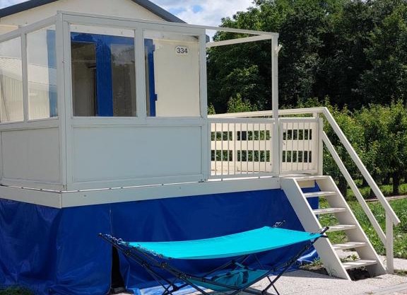 Voormalig strandhuisje in boomgaard in Hengstdijk