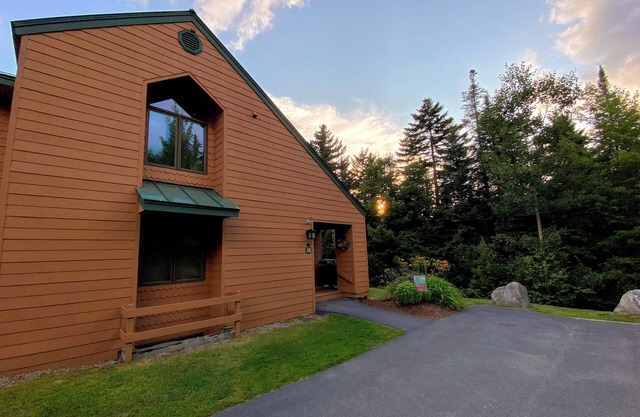 W15 Bretton Woods Townhome less than 1 mile from ski slopes, WiFi, fireplace, privacy, Dog Friendly!