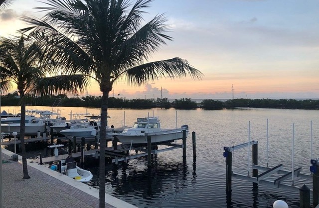 Wake up in Paradise. Islamorada Florida - 6-month minimum without boat lift.