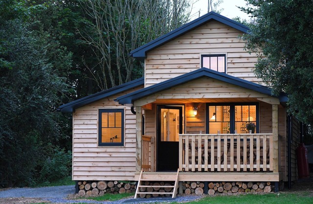 WALDEN LODGE, family friendly, with open fire in Llantwit Major