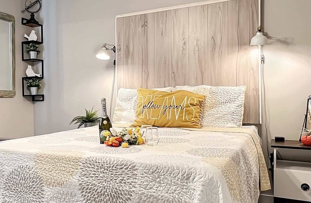 WALK IN, pool, Close to SDC, Hiking, Hidden Gem