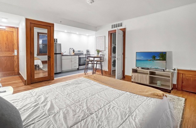 Walk to 3 Breweries! 1 Bed Apartment