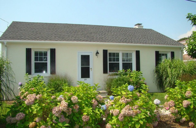 Walk to beach, 4BR, 2 full BA home, fenced yrd, covered porch