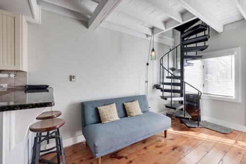 Walk to Beach Charming Condo in Provincetown!