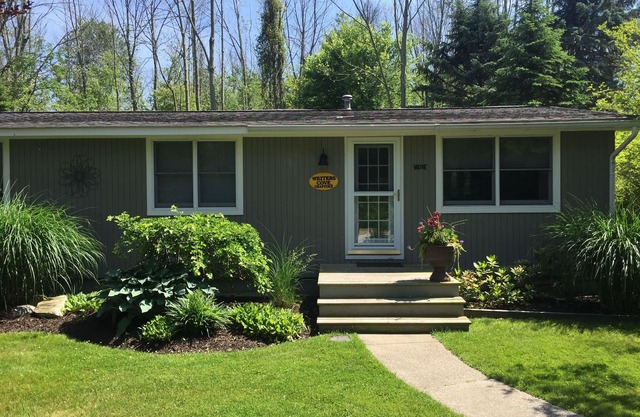Walk to Beach - Cozy Douglas Cottage - Close to Downtown Saugatuck