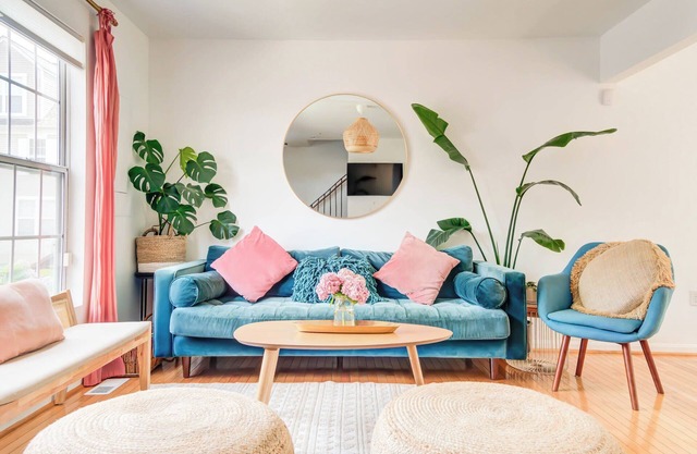 Walk to Beach! King Bed & Free Beach Passes